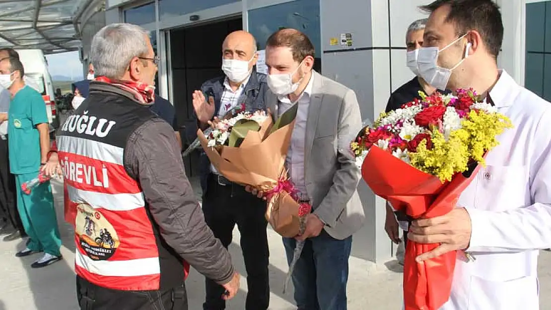 Beyşehir'in motosiklet ve bisiklet sevdalılarından sağlıkçılara çiçek