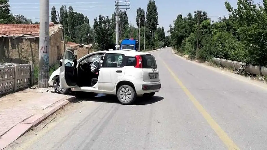 Ereğli İvriz Yolu'nda otomobil direğe çarptı