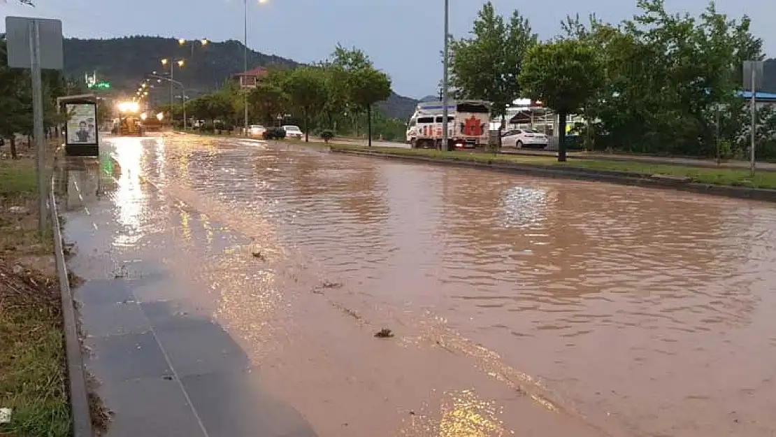 Ankara'nın 4 bir yanını sel kapladı! 10 dakika yağdı Nallıhan felç oldu