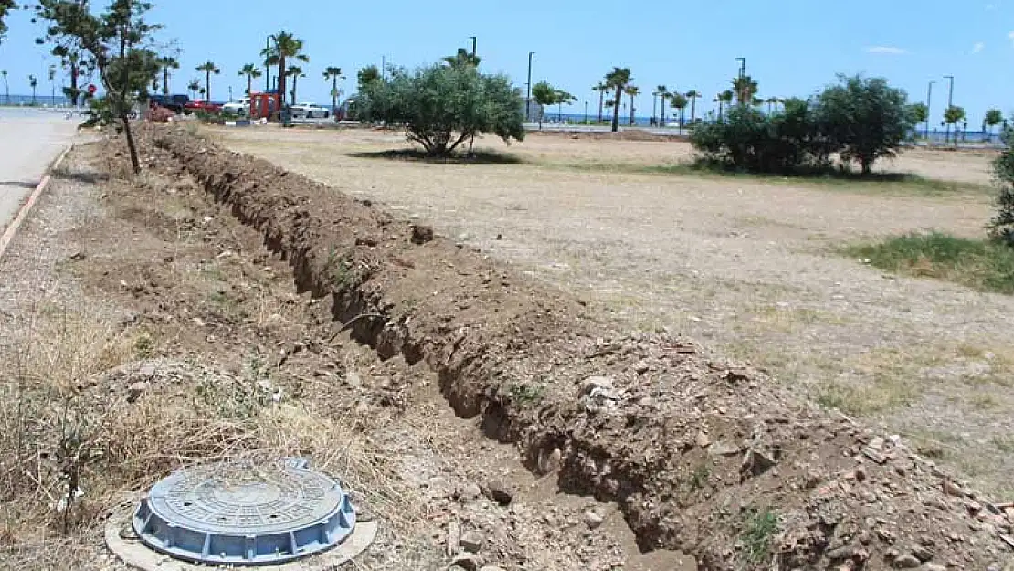 Antalya Konyaaltı Sahili'ne sıfır araziye karavancılar giremesin diye hendek kazdılar