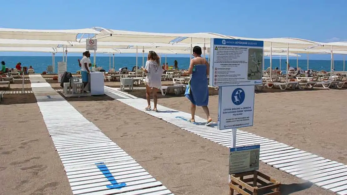Antalya'nın dünyaca ünlü plajı Lara'da Covid-19 tedbirli tatil