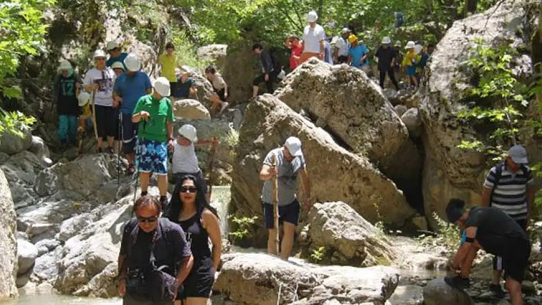 Doğaseverler Anamas Dedegül Dağı Yaka Kanyonu'nda serinledi