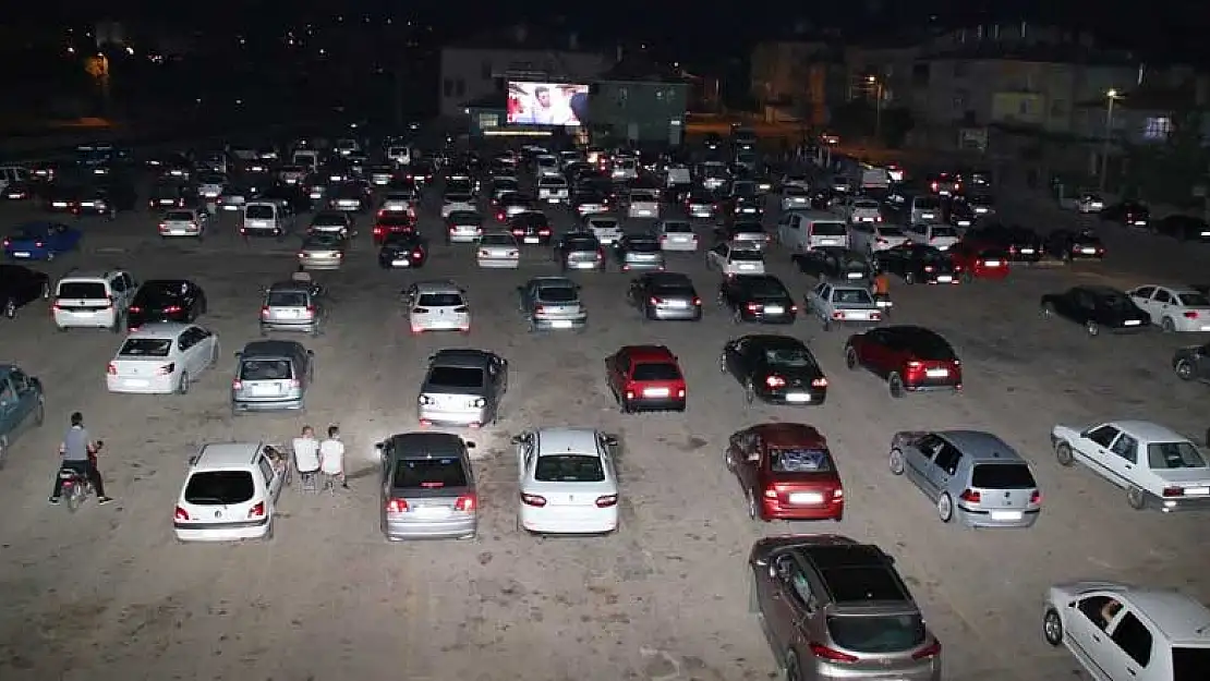 Akşehir'de arabalı sinema etkinliğine yoğun ilgi