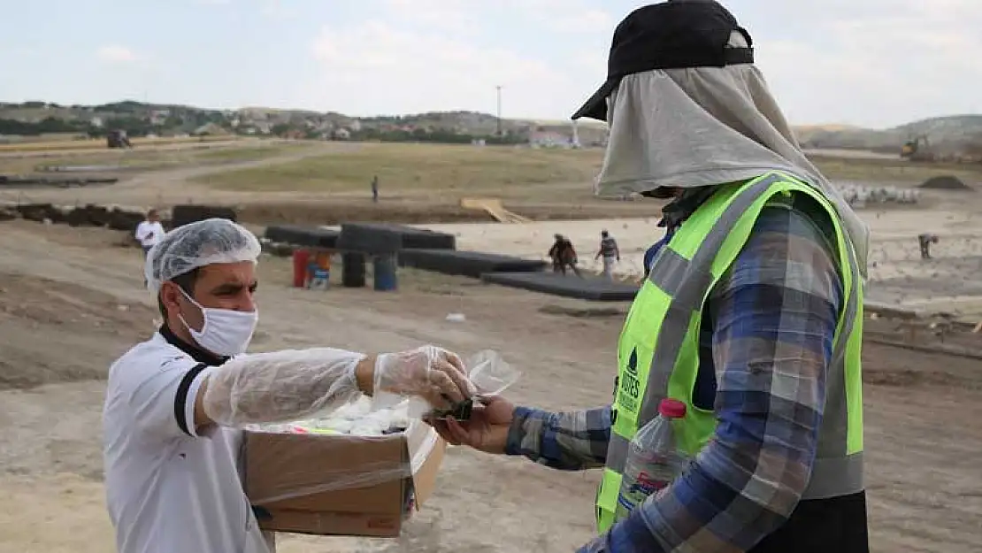 Ankara'nın sıcağında güneş altında çalışan işçilere başkandan dondurma