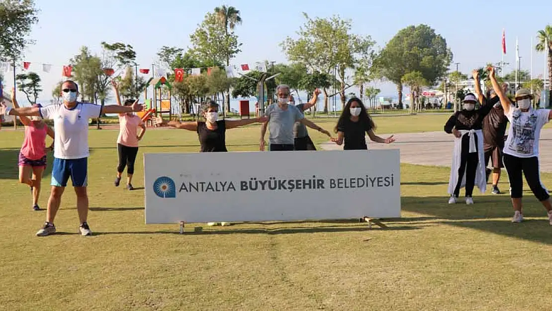 Antalya'da açık havada müzik eşliğinde sosyal mesafeli spor arayanlar buraya