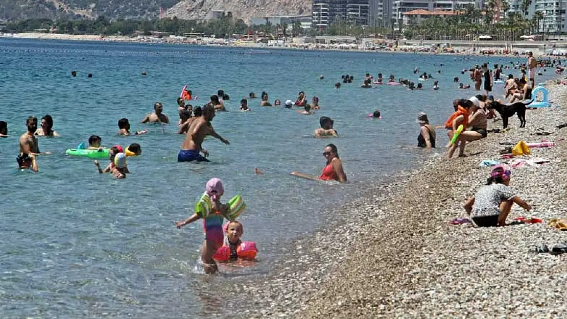 Antalya'nın dünyaca ünlü sahilinde koronavirüse meydan okuyorlar! Tatilcileri kalabalıktan tedirgin