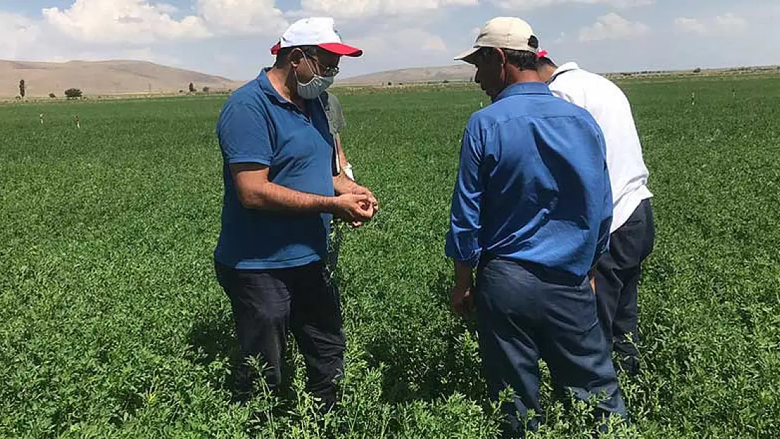 Konya Karapınar'da çiftçilerle değerlendirme toplantısı