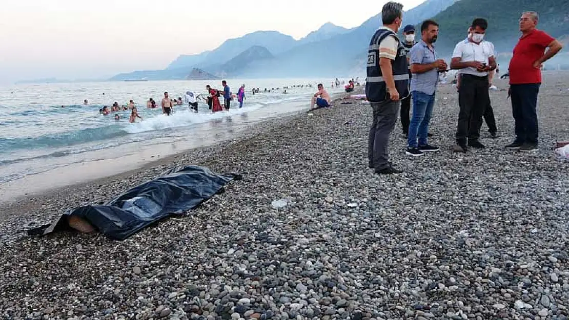 Bu fotoğraf Antalya'da çekildi! Denizden çıkarılan cenazeyi yüzerek izlediler