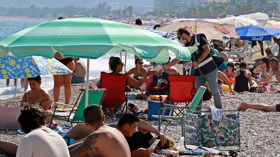 Kurban Bayramı'nda akına uğrayan Antalya'nın koronavirüs vaka sayılarında artış