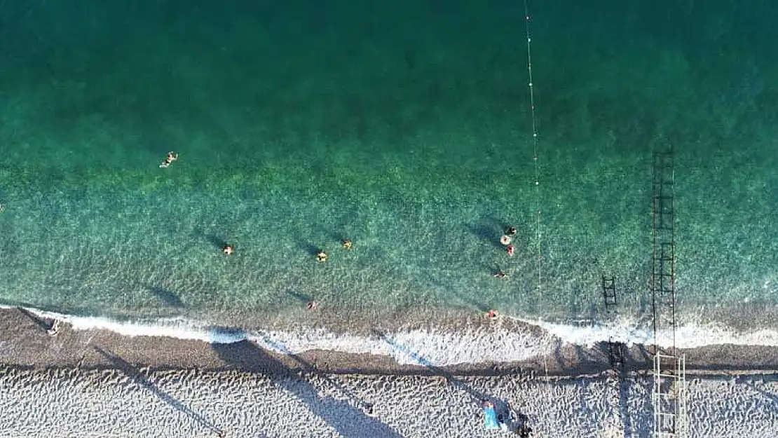 Antalya'nın her yıl milyonlarca turist ağırlayan Konyaaltı Sahili'nde görenleri büyüleyen manzara