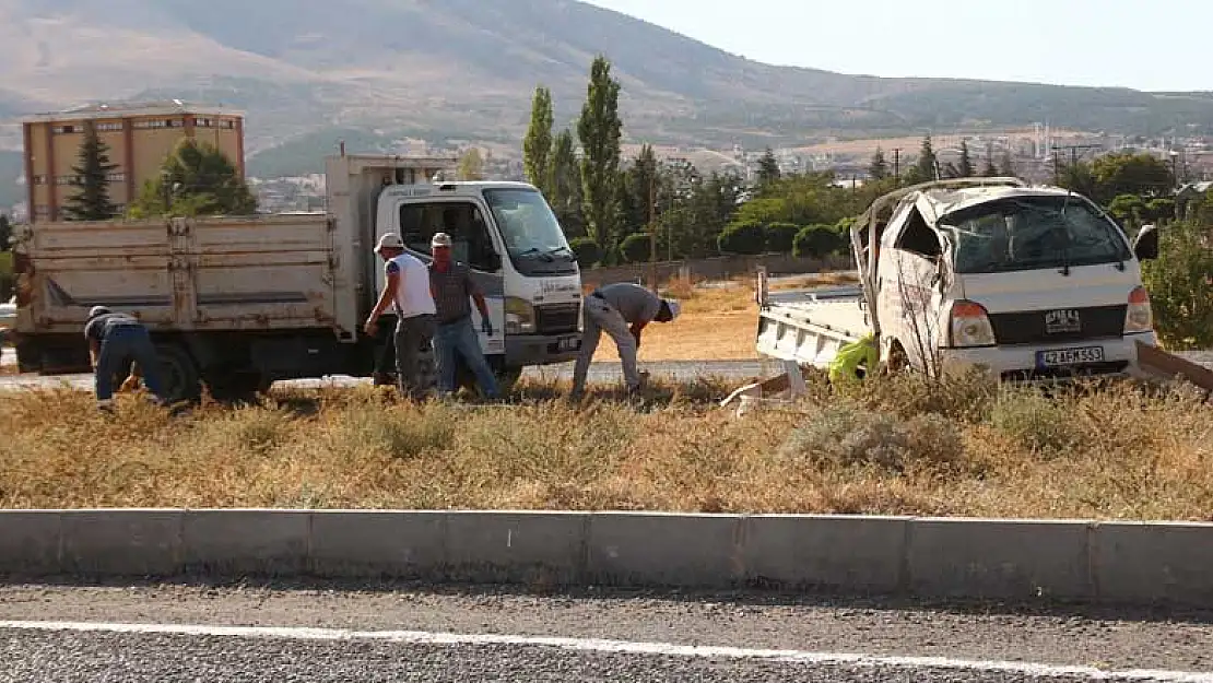 Konya Yunak'ta kamyonetler çarpıştı: 2 yaralı