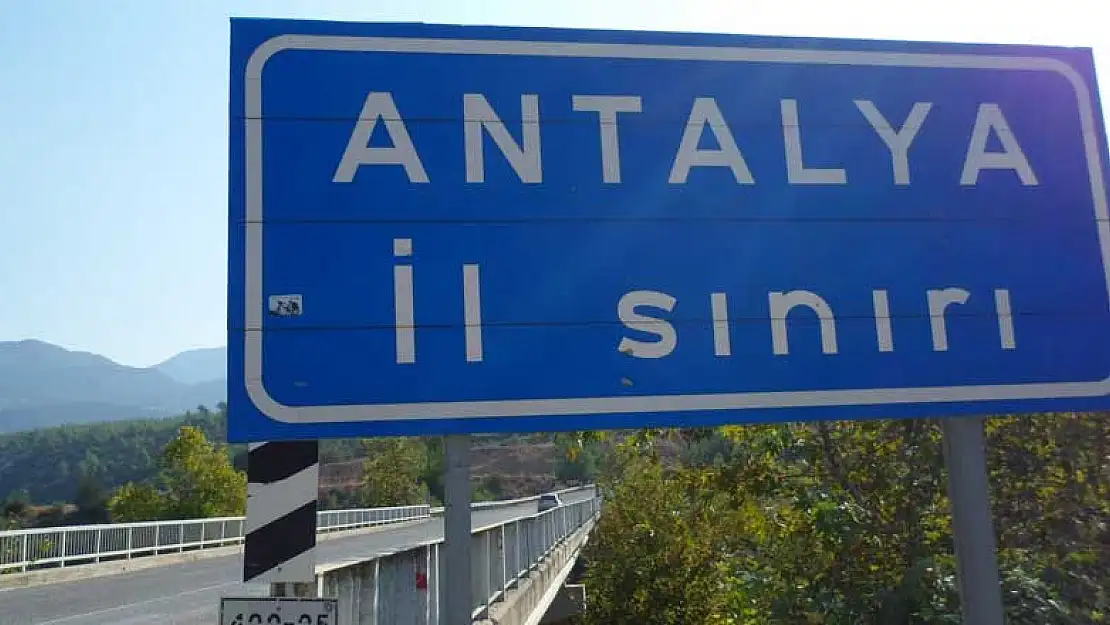 Koronavirüs salgınına rağmen Antalya'ya 1 saatte 1700 ziyaretçi geldi