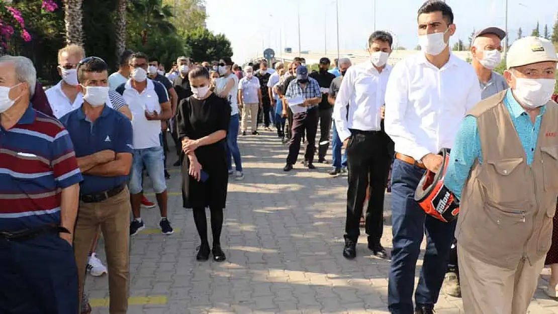 Antalya'da koronavirüse karşı HES kodu zorunluluğu metrelerce kuyruğa neden oldu! Güvenlik güçleri önlem aldı