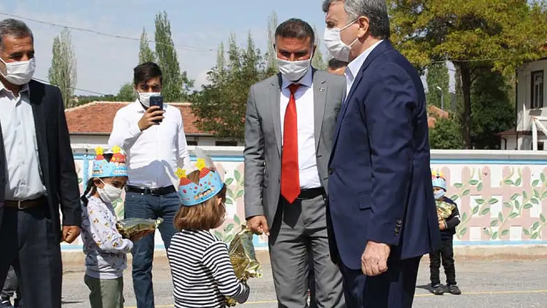 Konya Derbent Belediyesi'nden öğrencilere kırtasiye ve dezenfektan 