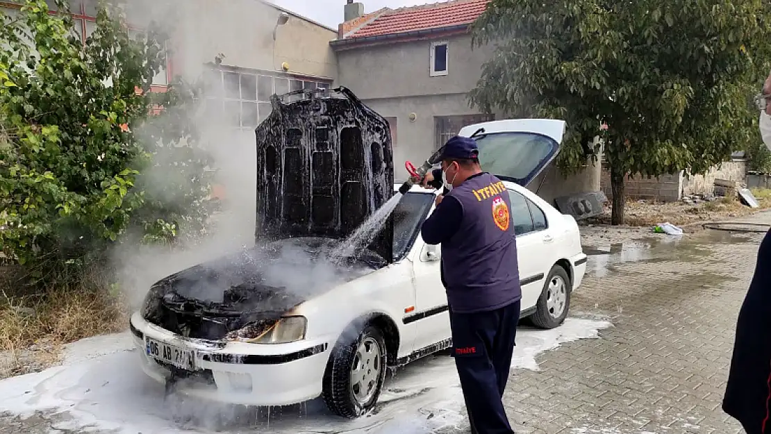 Konya'da park halindeki otomobilde yangın