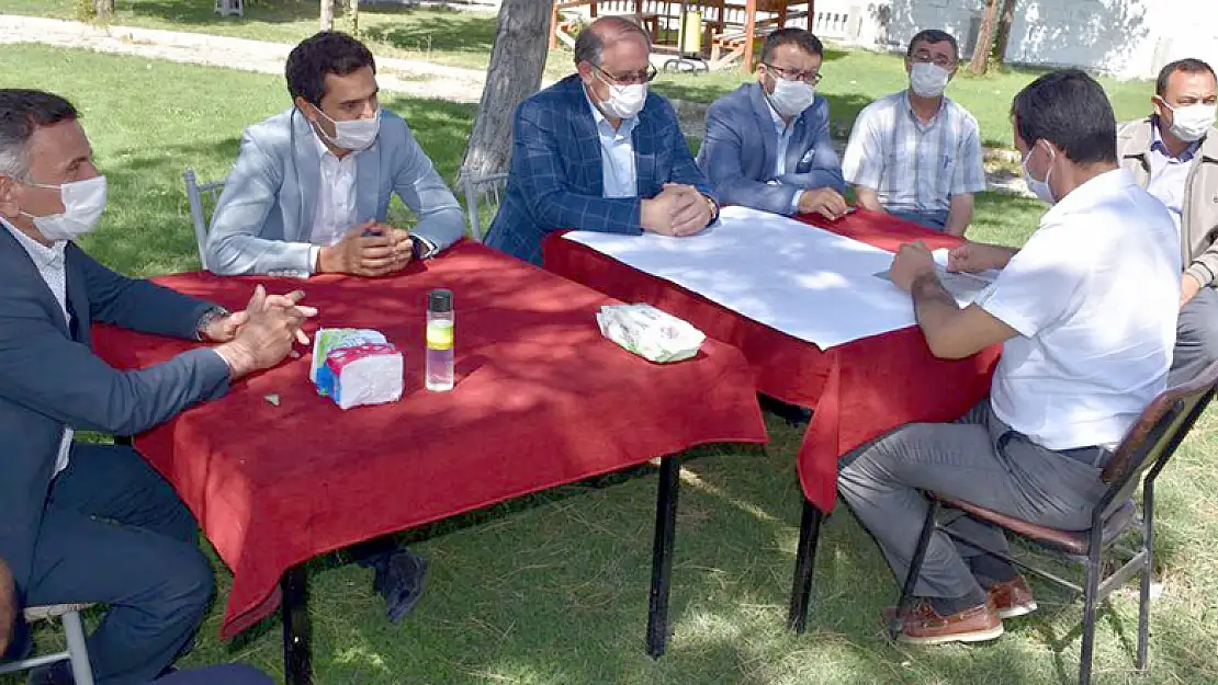 Konya Karapınar Kaymakamı mahalle gezilerinde vatandaşlarla bir araya geldi