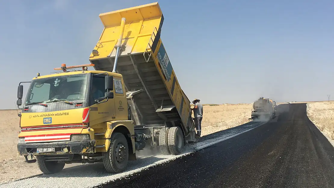 Konya Büyükşehir Belediyesi Kadınhanı'nda 148 kilometre mahalle yolunu yeniledi