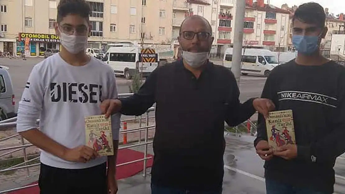 Eğitimci Lütfi Şahin imza günü düzenledi