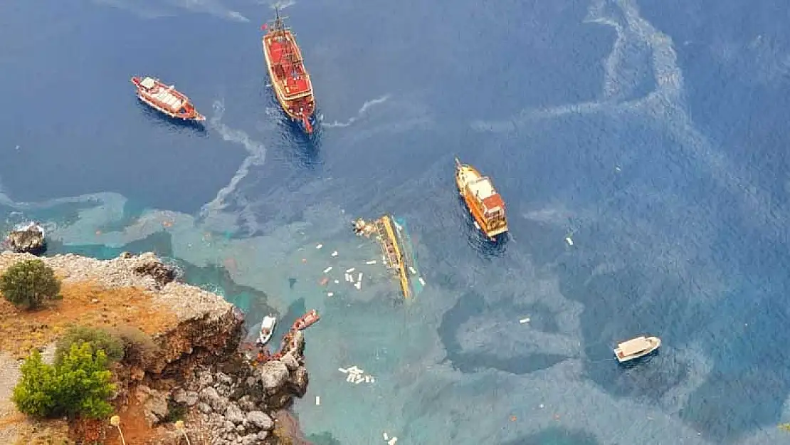 Alanya'da içinde turistlerin bulunduğu tur teknesi 30 yolcusuyla battı