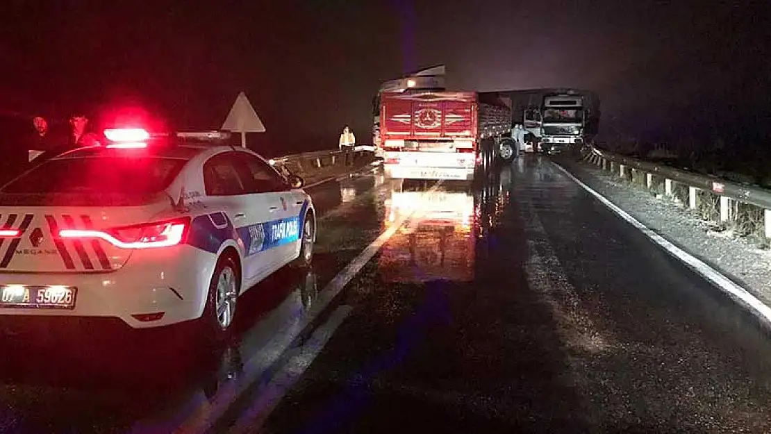 Antalya-Konya yolunda yağışlı hava kaza getirdi! Yol ulaşıma kapandı