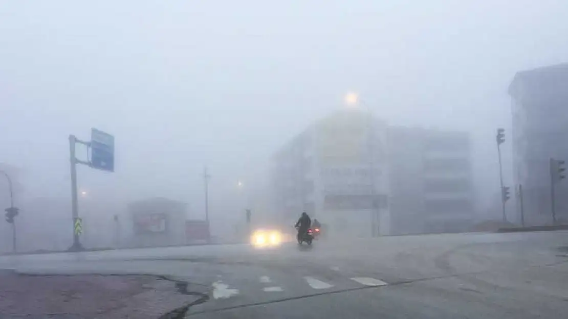 Konya'da sabah saatlerinde yaşanan yoğun sis trafiği olumsuz etkiliyor