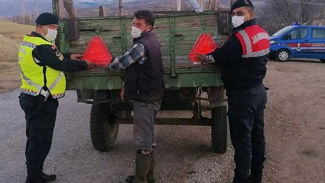 Konya'da kazaları bir nebze önlemek için traktör sürücülerine reflektör dağıtıldı