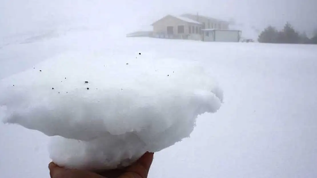 Konya'dan bir kar haberi daha! Mevsimin ikinci karı da düştü