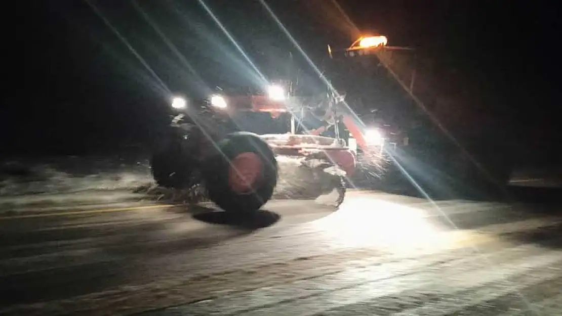 Konya-Antalya yolunda gece boyu süren kar mesaisi