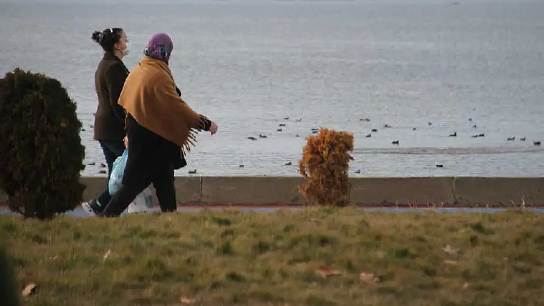 Hafta sonu kısıtlama olunca Beyşehir'de parklar hafta içi doldu