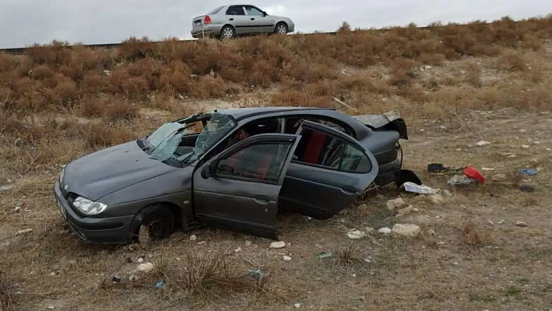 Konya'dan Aksaray'a giden araç şarampole devrildi: 2 yaralı