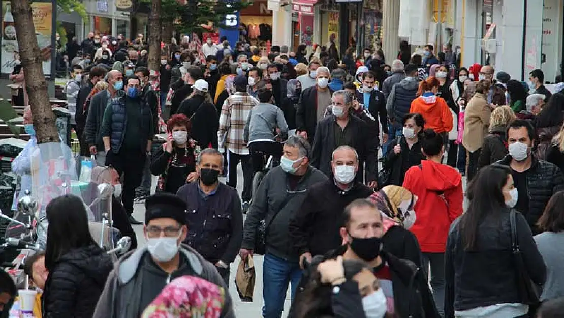 Antalya'da tedirgin eden manzara! Yılbaşı değil virüs alışverişi