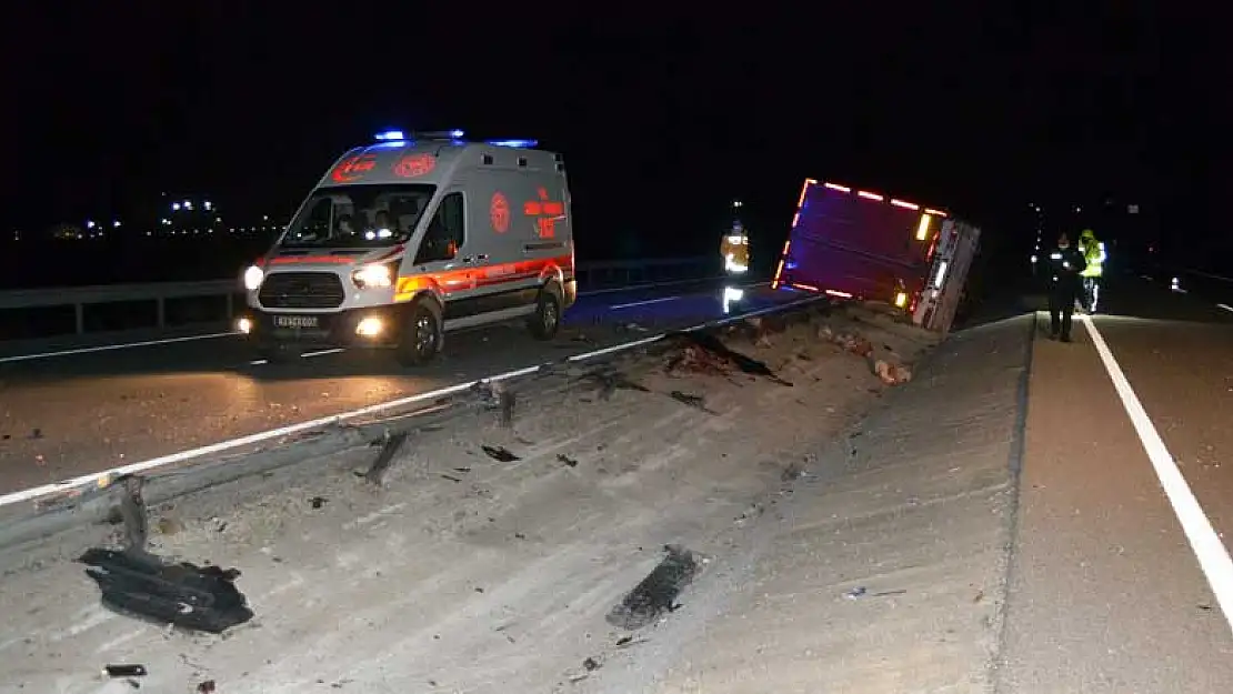 Konya'da devrilen tır bariyerleri biçti! Sürücü ve yanındaki kadın olay yerinde can verdi