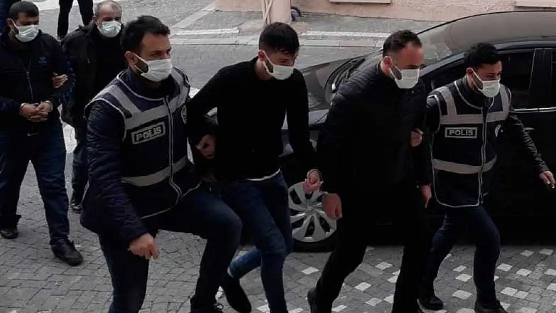 Konya'dan İzmir'i dolandırdılar! Maske dolandırıcıları bankadan çektikleri paralarla yakalandı