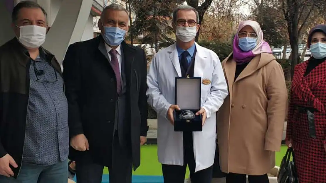 Konya'da eczacılık mesleğine uzun yıllar emek veren eczacılara plaket verildi