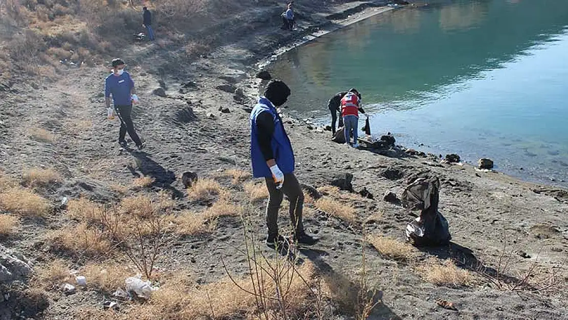 Karapınar Genç Kızılay ekibi Acıgöl'ün çevresini temizledi