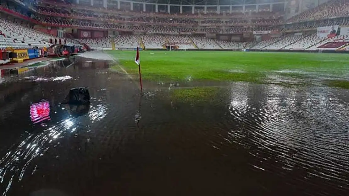 Antalya'da yoğun yağış maçı erteletti