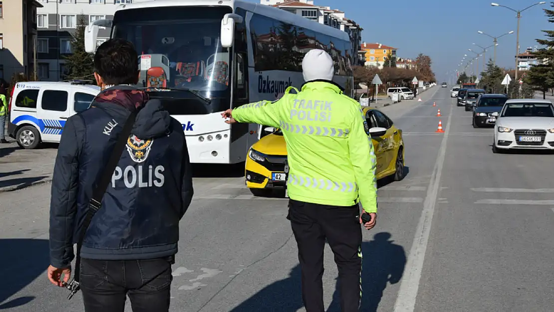 Konya Emniyeti hafta içi yaptığı denetimlerde 438 kişiye ceza kesti