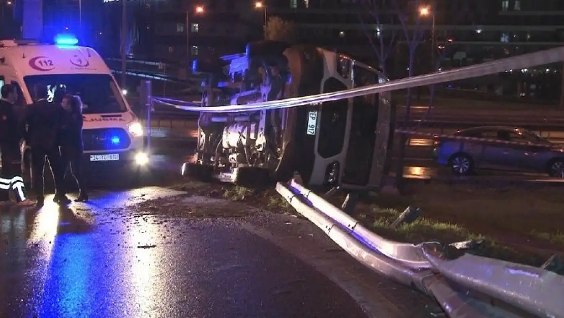 İstanbul'da yağışlı hava ambulansı devirdi! 2 sağlık personeli yaralandı