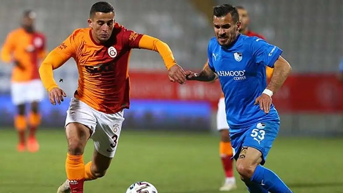 Galatasaraylı futbolcu Omar Elabdellaoui'nin elinde havai fişek patladı