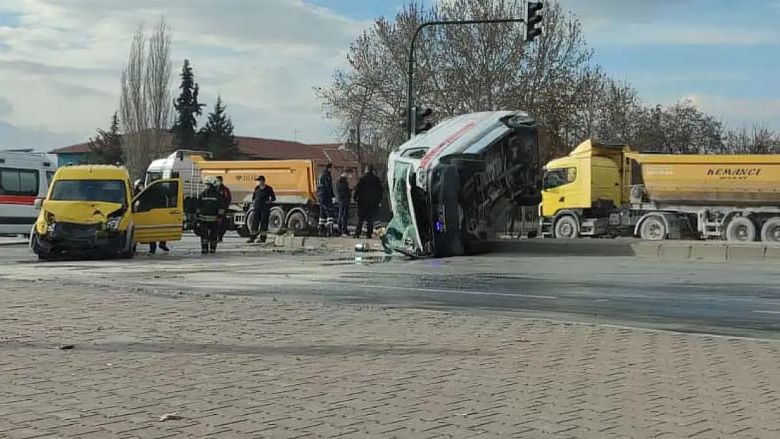 Konya Saraçoğlu Kavşağı'nda aracın çarptığı ambulans refüje devrildi: 3 yaralı