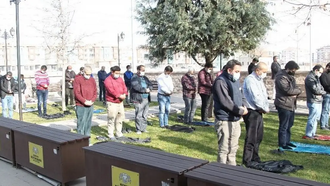 Konya'da korona tedbirleriyle yılın ilk cuma namazı kılındı