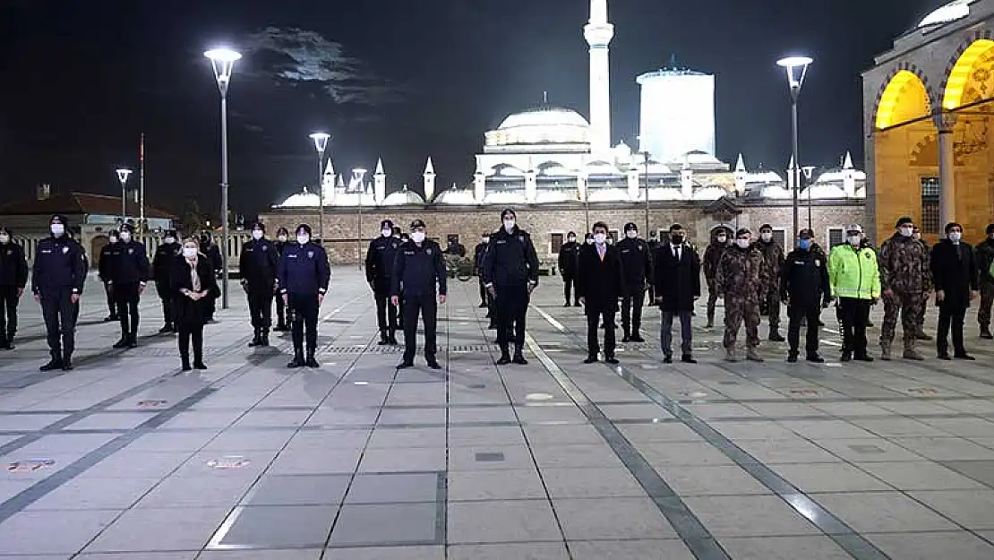 Konya'da görev başındaki polislere tatlı ve çiğ köfte ikramı