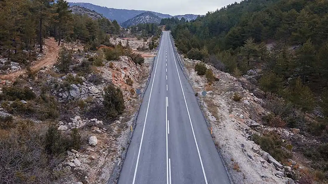 Uzun kuyrukların oluştuğu Antalya-Konya yolundaki sakinlik drone ile görüntülendi