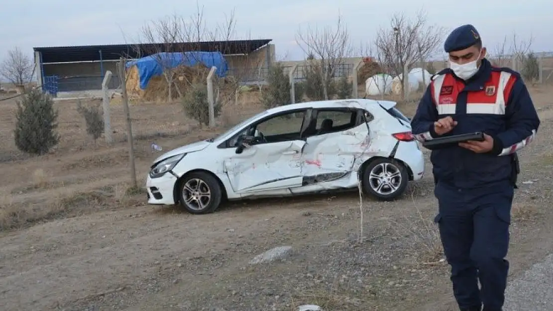 Konya'da kamyonla çarpışan otomobil bu hale geldi: 3 yaralı