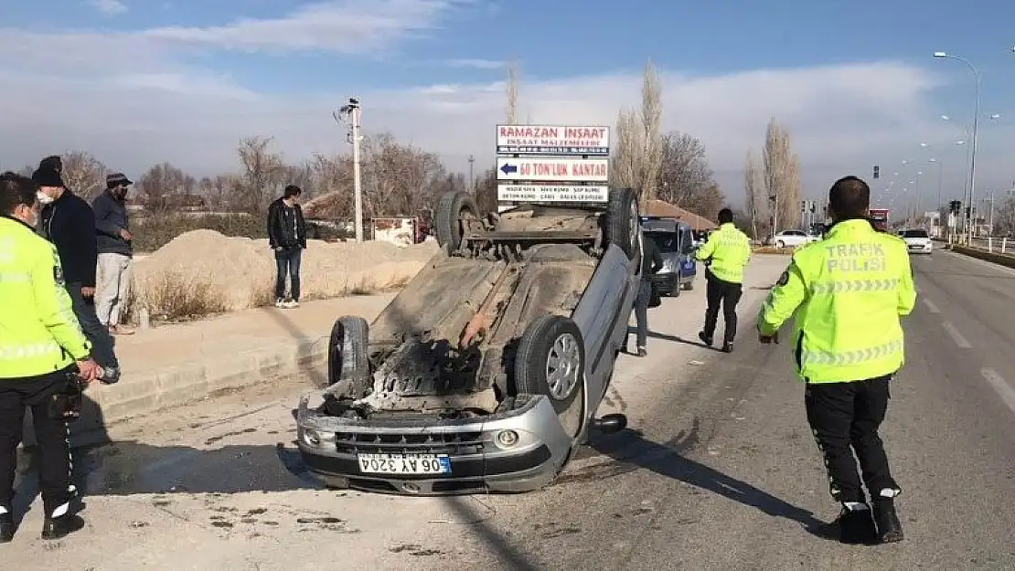 Konya'da iki otomobil kavşakta çarpıştı! Ters dönen aracın sürücüsü yaralandı