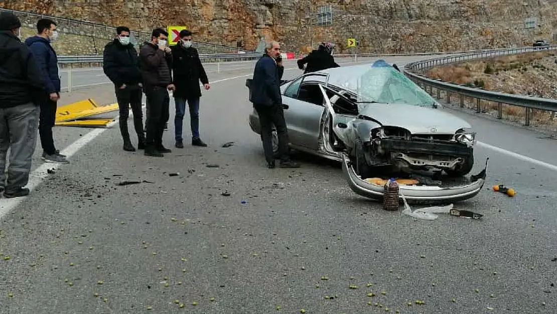 Konya-Antalya yolunda otomobil yön levhasına çarptı! 1'i ağır 3 yaralı