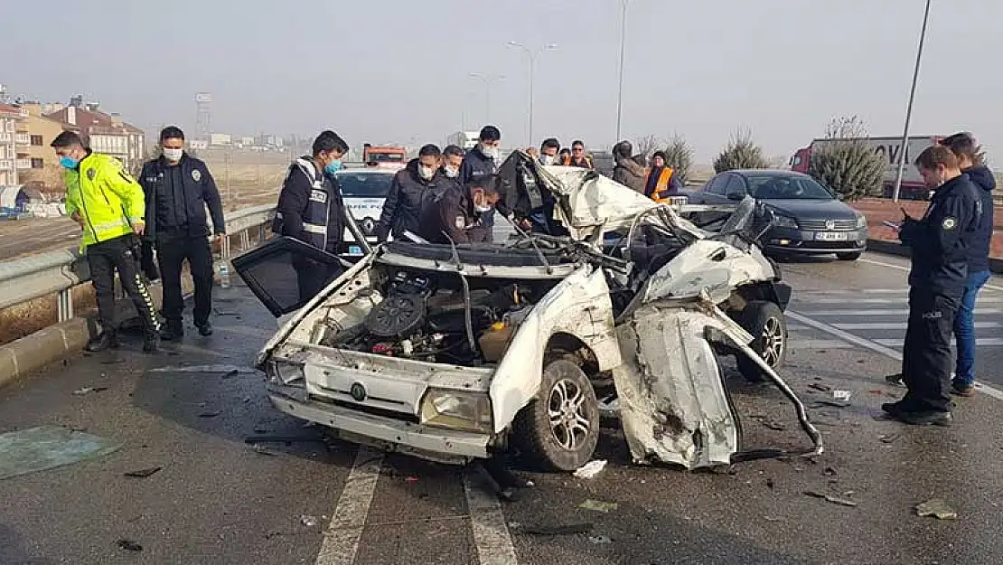 Konya'da otomobil kaza yapan araçlara çarptı: 1'i polis 3 kişi yaralandı