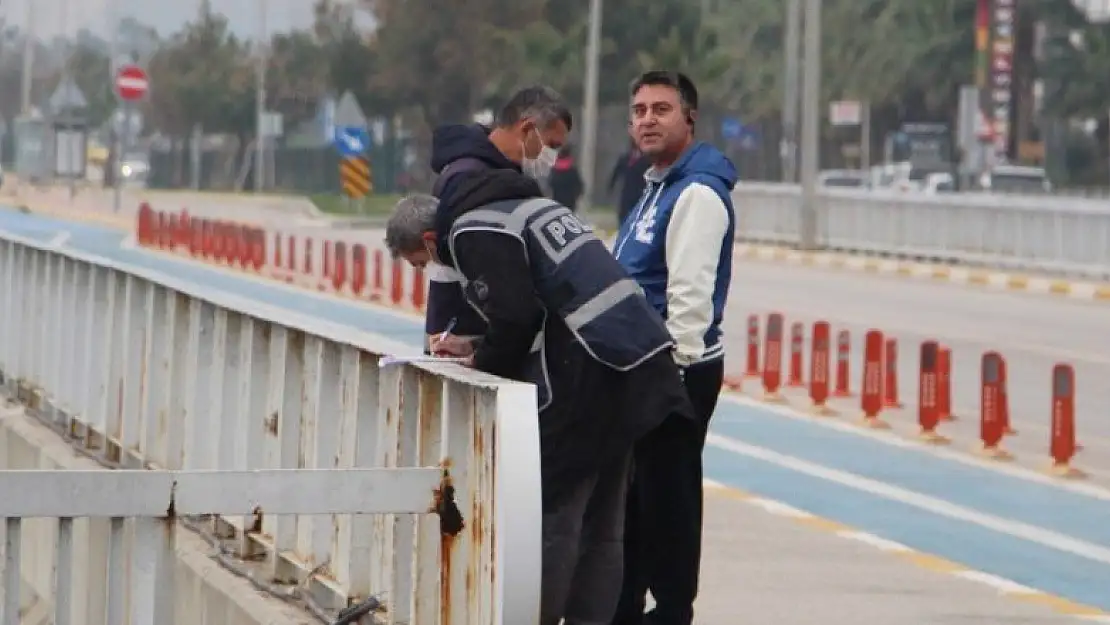 Antalya'da turistlere özenip sahile gezmeye çıkan vatandaş cezayı yedi