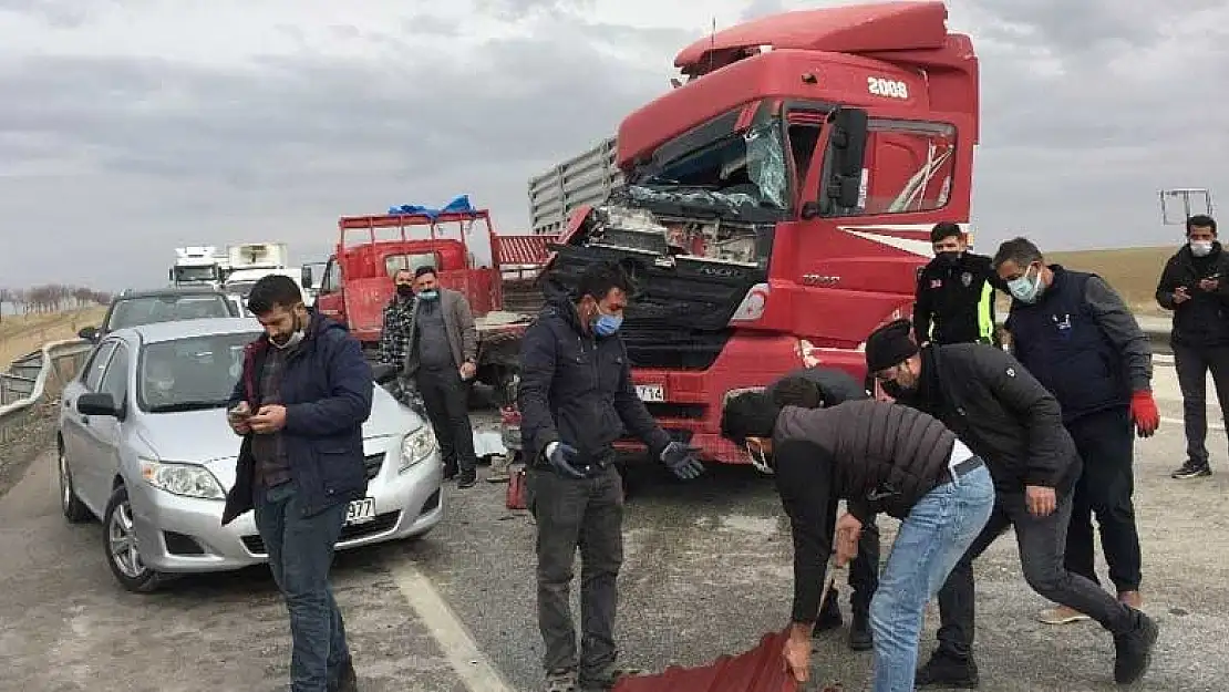 Konya-Ankara yolunda tır ile pikap çarpıştı! Trafik durma noktasına geldi