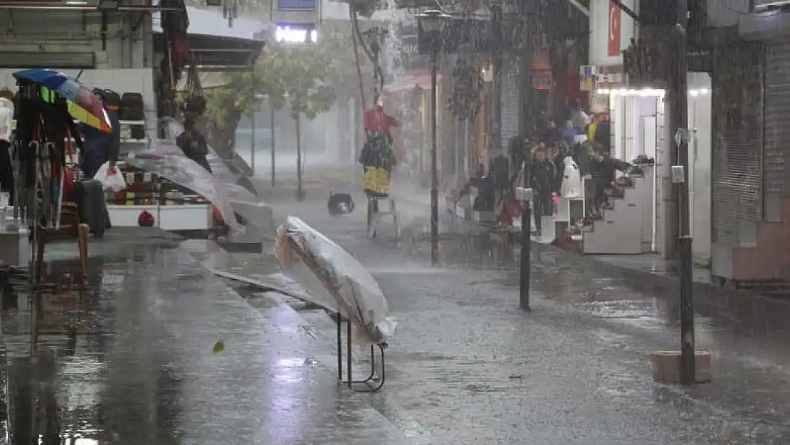 Antalya'ya şiddetli yağış, Alanya'ya hortum uyarısı